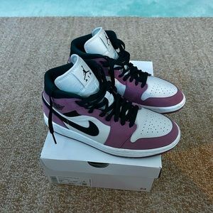 Women’s Air Jordan 1 Mid SE Light Mulberry/Black w/ Box